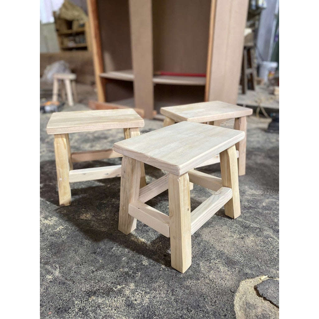 Ghế Đẩu Gỗ Thông Thô Mộc Xước Giả Cổ 20x30x30 – Sơn Bảo Vệ Kháng Nước