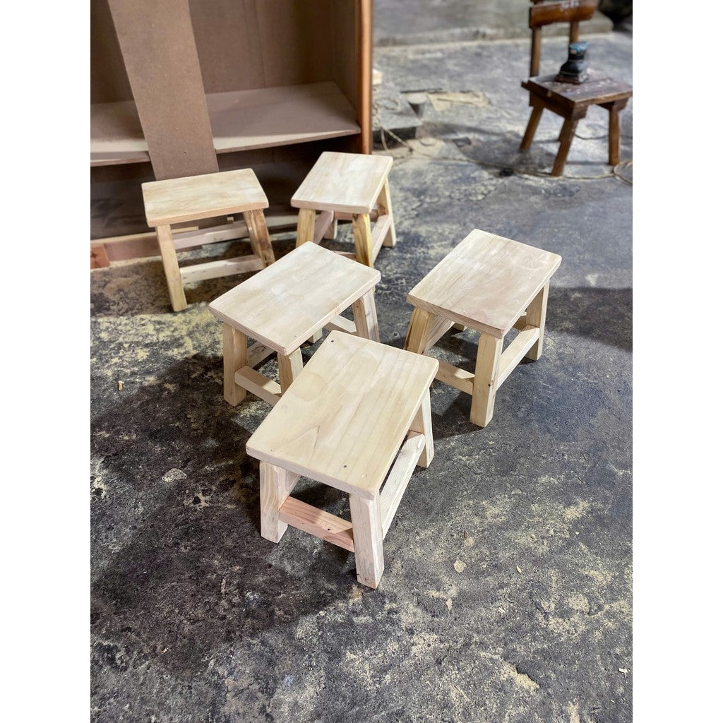 Ghế Đẩu Gỗ Thông Thô Mộc Xước Giả Cổ 20x30x30 – Sơn Bảo Vệ Kháng Nước