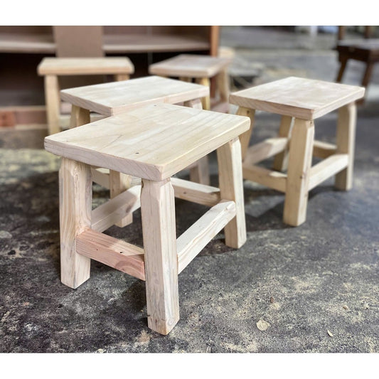 Ghế Đẩu Gỗ Thông Thô Mộc Xước Giả Cổ 20x30x30 – Sơn Bảo Vệ Kháng Nước