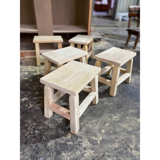 Ghế Đẩu Gỗ Thông Thô Mộc Xước Giả Cổ 20x30x30 – Sơn Bảo Vệ Kháng Nước